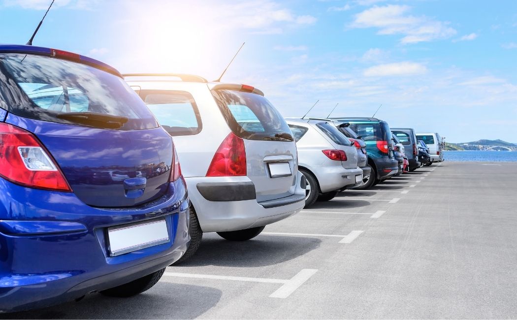 Wakacje 2021: Polacy wyruszą na wczasy samochodem, samorządy przygotują dodatkowe miejsca parkingowe
